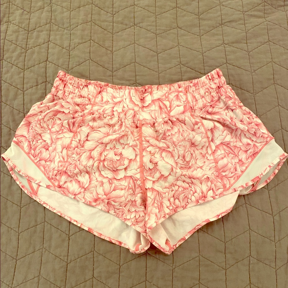 Lululemon Hotty Hot Shorts Size 8 Reg Floral Bloom